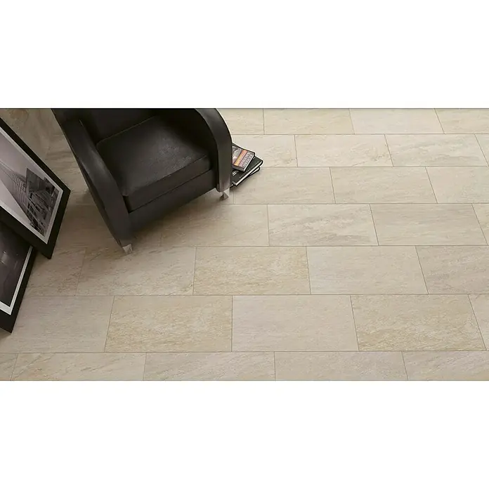 Atlas Concorde Solution Regent Feinsteinzeugfliese Ivory - 30 x 60 cm, Beige/Braun, Matt - Nahaufnahme von Keramikfliesen in einem modernen Wohnraum mit einem Sessel und dekorativen Elementen für ein stilvolles Ambiente.