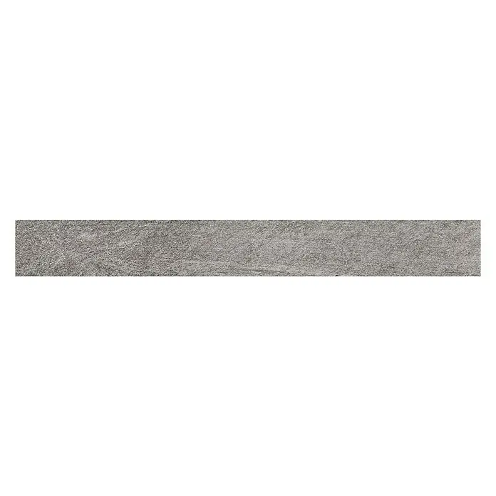 Atlas Concorde Solution Regent Sockelfliese Silver - 7,2 x 60 cm, Silbergrau, Matt - Detailaufnahme einer länglichen, grauen Fliese mit feiner, unregelmäßiger Textur vor schwarzem Hintergrund.