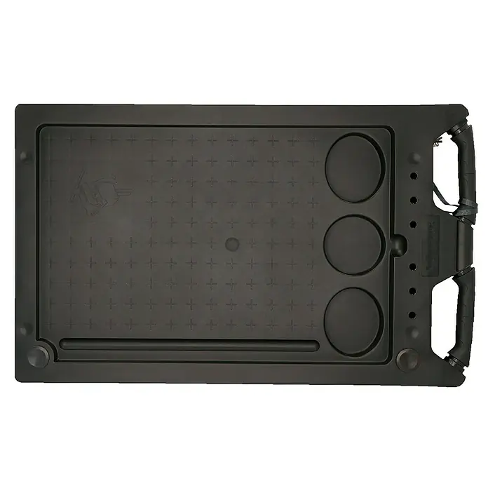 Wisent Werkstattwagen WW 5000 - L x B x H: 77,5 x 47 x 97,5 cm, Anzahl Schubladen: 7 Stk., 70 -tlg. - Eine schwarze, rechteckige Servierplatte mit Getränkehaltern und Griffen, ideal für Camping und Outdoor-Aktivitäten.