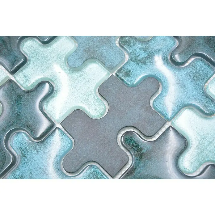 Mosaikfliese Puzzle Crystal Mix XCM PT03G - 29,8 x 29,8 cm, Grün, Glänzend - Nahaufnahme von blauen Puzzle-Fliesen, die ein interessantes Mosaikmuster für Badezimmer oder Küche bilden.