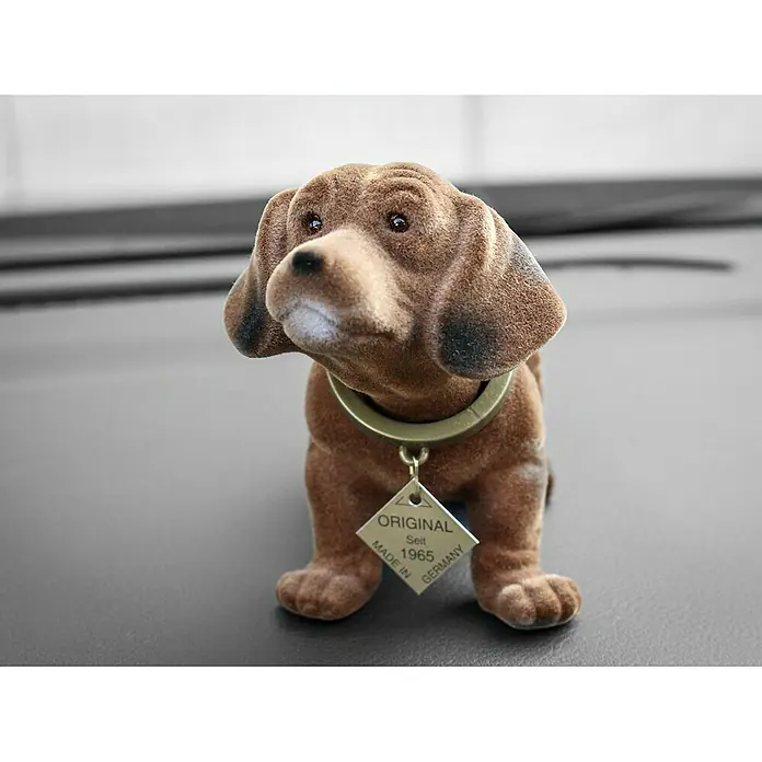 Eufab Wackeldackel - Länge: 17 cm - Nahaufnahme eines Wackeldackel-Hundes mit einem "Original Seit 1965"-Anhänger auf einem Armaturenbrett.