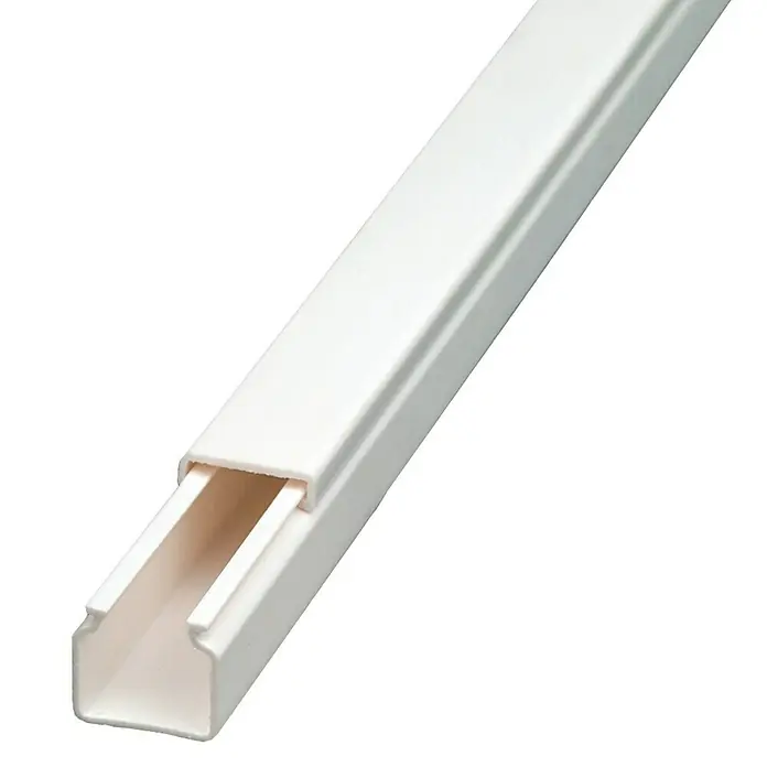Canaleta para cables - L x An x Al: 2 m x 15 mm x 15 mm, Blanco - Primer plano de una tapa de canaleta de cables blanca. Sirve para encaminar cables discretamente y es un accesorio práctico.
