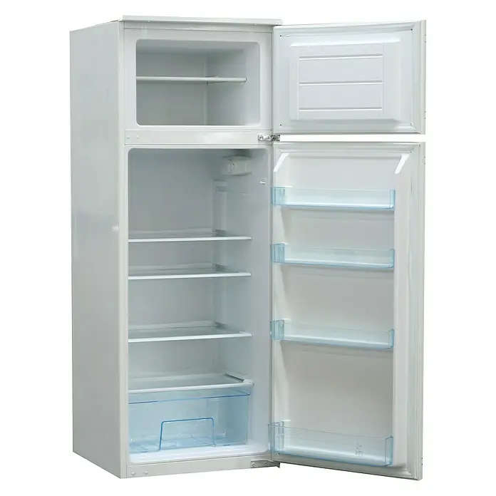 Respekta Premium Winkelküche RP290WWCBO - B x T: 290 x 200 cm, Weiß, Mit Elektrogeräten - Hier ist ein freistehender, weißer Kühlschrank mit Gefrierfach, dessen Türen geöffnet sind und so das Innere des Kühlgeräts zeigen.
