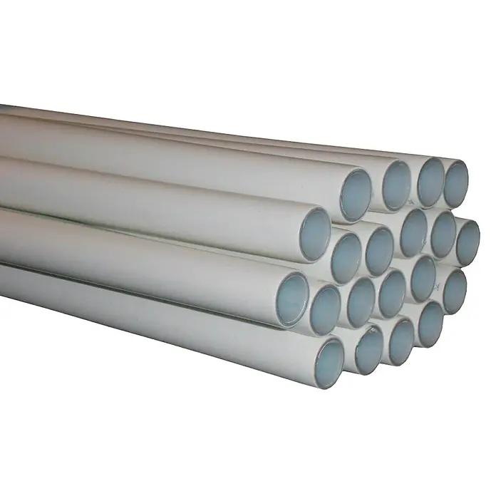 Isoltubex Tubo multicapa - 20 mm, 2 m - Un primer plano de una pila de tubos de PVC blancos, comúnmente utilizados para plomería o construcción. Las tuberías están bien ordenadas y parecen limpias.