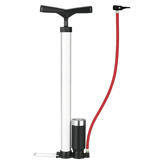 Standpumpe - Druck: 5 bar, Ball - & Luftmatratzenadapter - Standluftpumpe mit schwarzem Griff, silbernem Zylinder, schwarzem Sockel und einem roten Flechtschlauch mit schwarzem Ventilanschluss.