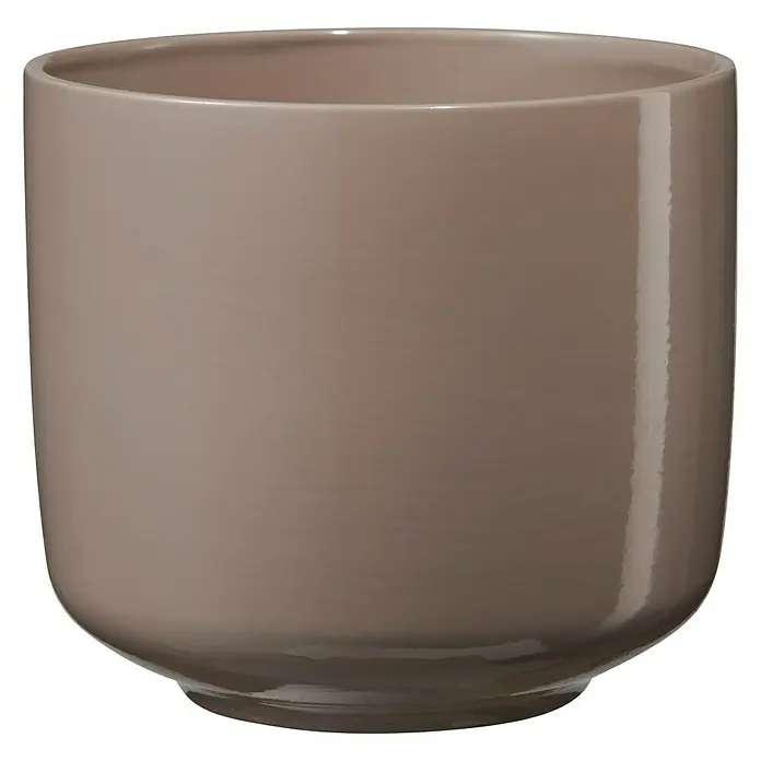 Soendgen Keramik Bari Übertopf rund - Außenmaß (Ø x H): 16 x 14 cm, Greige, Keramik - Nahaufnahme einer beigen, zylindrischen Keramikvase mit glänzender Oberfläche vor schwarzem Hintergrund.