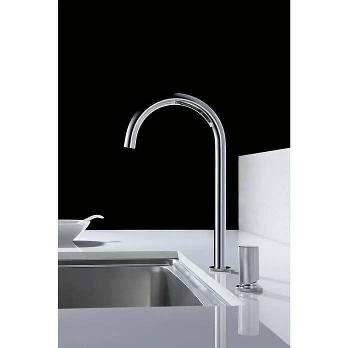 Imex Grifo de cocina Manacor - Cromo - Elegante grifo de cocina cromado sobre un fondo negro. Su diseño moderno realza la estética minimalista de la cocina.