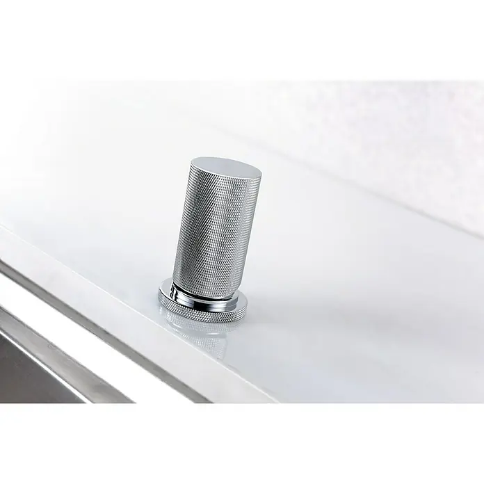 Imex Grifo de cocina Manacor - Cromo - Primer plano de un pomo brillante de color plateado con textura moleteada sobre una superficie lisa y blanca.