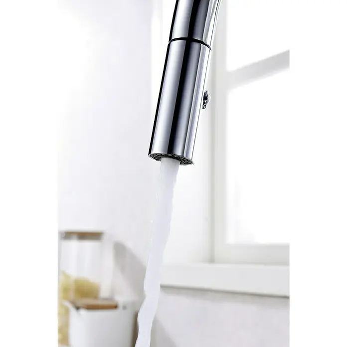 Imex Grifo de cocina extraíble Samoa - Cromo - Primer plano de un grifo de acero inoxidable brillante con un flujo constante de agua. Ideal para baños modernos.