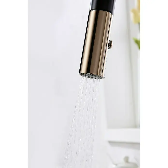 Imex Grifo de cocina extraíble Samoa - Negro/Oro rosa - Primer plano de un grifo de cocina dorado elegante y moderno con agua fluyendo.