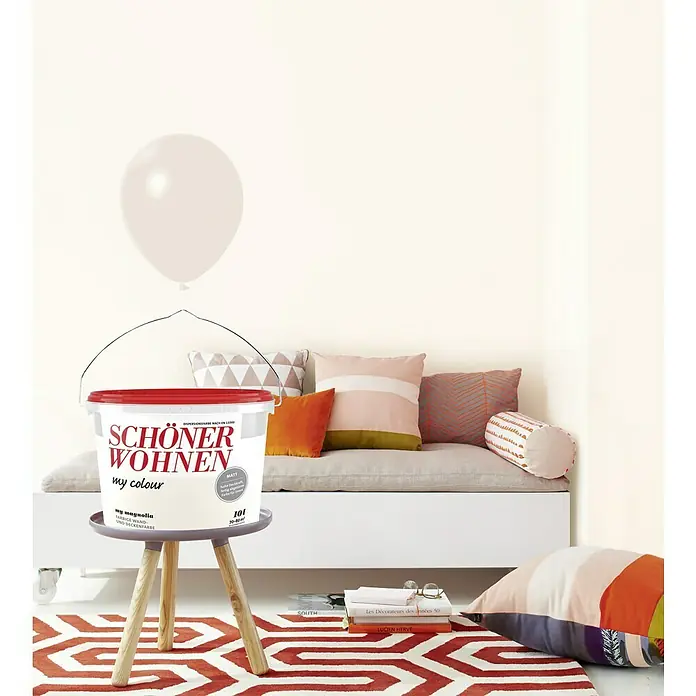 SCHÖNER WOHNEN-Farbe MyColour Wandfarbe - Magnolia, Matt, 10 l - Farbeimer "Schöner Wohnen my Colour" in Magnolienweiß auf einem Beistelltisch mit Deko. Ideal für ein gemütliches Zuhause.