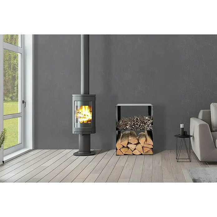 Kaminholzregal Sandra - 530 x 350 x 705 mm, Stahl - Kaminofen mit Holzregal im Wohnzimmer. Der Kaminofen brennt, das Holzregal ist mit Holz und Zweigen gefüllt und ein Sofa ist zu sehen.