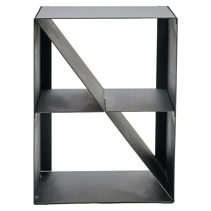 Kaminholzregal Laura - 530 x 350 x 705 mm, Stahl - Das schwarze Metallregal präsentiert ein modernes, geometrisches Design mit zwei Fächern und diagonalen Verstrebungen.