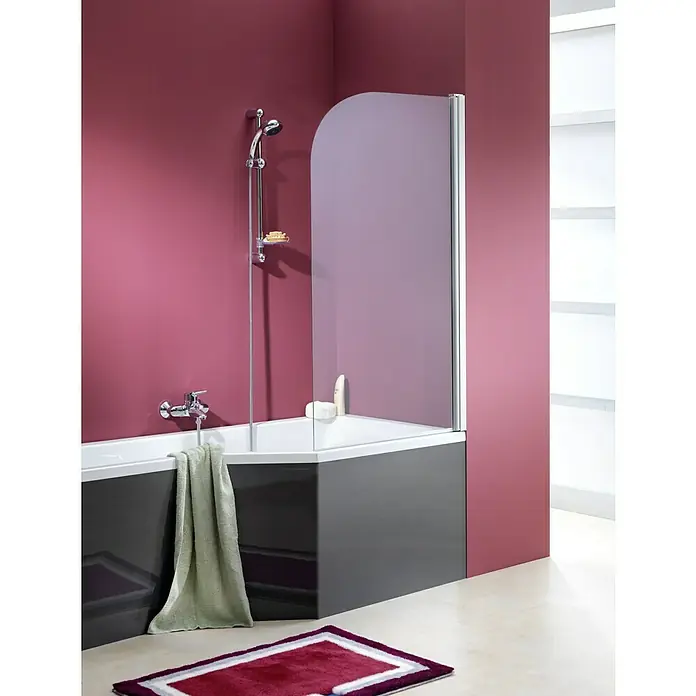 Ottofond Raumsparbadewanne Flint A - 150 x 75 cm, Sanitäracryl, Weiß, Rechts - Elegante Badewanne mit Duschabtrennung, Handtuch und Teppich in einem stilvollen Badezimmer.
