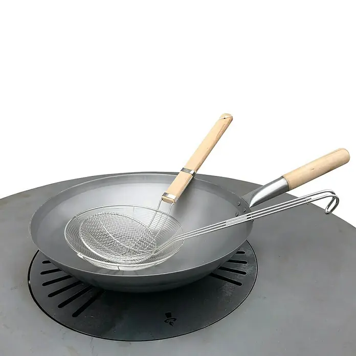 Remundi Grillwok - Edelstahl, 3 -tlg. - Eine Wokpfanne mit zwei Schöpfkellen, die auf einem runden Kochfeld stehen, ideal für kulinarische Freuden im Freien.