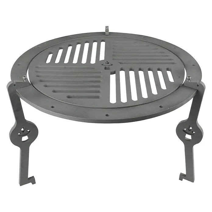 Remundi Grillrost Set - Durchmesser: 45 cm - Ein runder Gullydeckel aus Metall mit Hebern zum Anheben des Deckels ist vor einem schwarzen Hintergrund abgebildet.