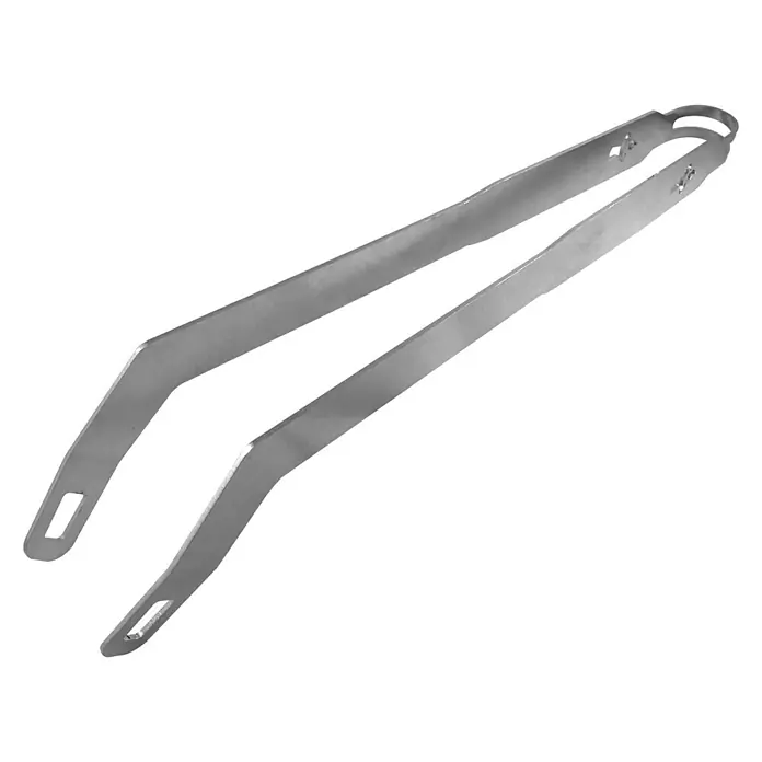 Remundi Grillzange - Länge: 39 cm - Hier ist eine Aufnahme von einer Metallzange mit einem gebogenen Design. Perfekt zum Greifen und Servieren von Speisen.
