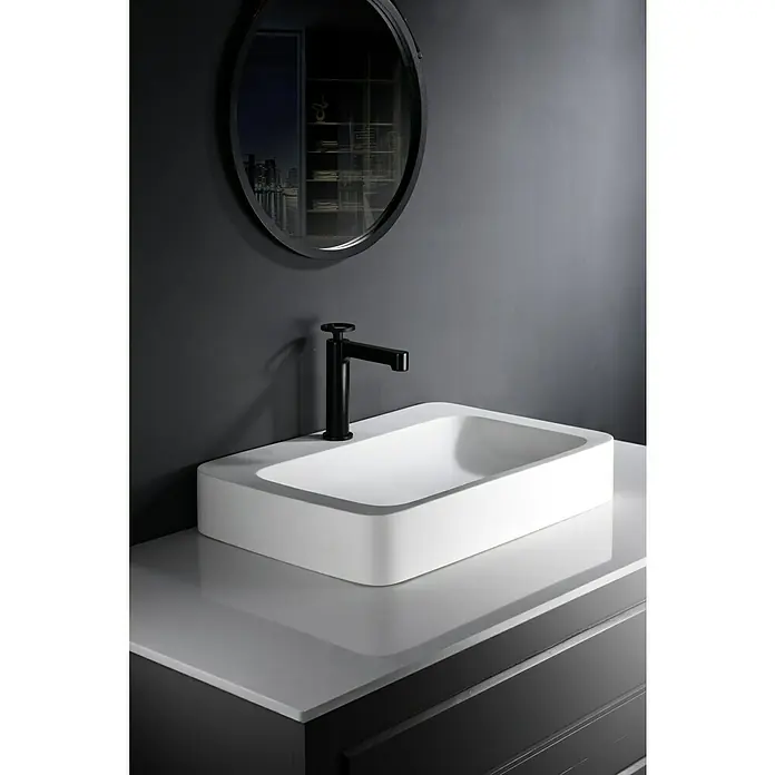 Imex Olimpo Grifo de lavabo - Negro, Mate - Elegante lavabo de baño con grifo negro y espejo redondo sobre una pared gris. Diseño elegante para baños modernos.