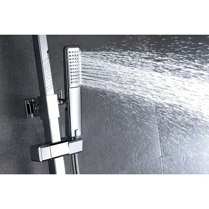 Imex Suecia Sistema de ducha - Con grifo monomando, Cromo - Un moderno conjunto de ducha cromado con ducha de mano en acción, mostrando el flujo de agua. Ideal para baños con estilo.