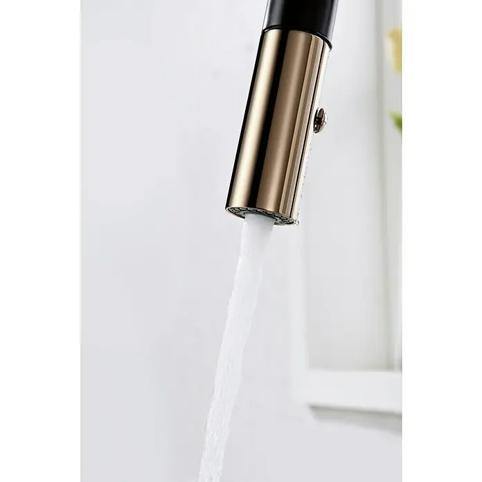 Imex Grifo de cocina extraíble Samoa - Negro/Oro rosa - Primer plano de un grifo con agua corriente. El diseño del grifo es moderno, con un estilo elegante y funcional.