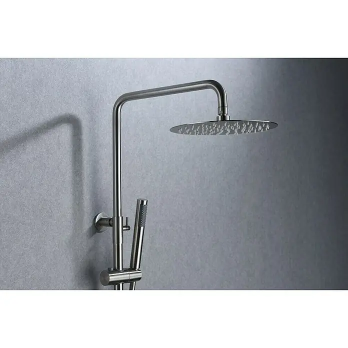 Imex Moscú Sistema de ducha - Con grifo monomando, Distancia entre orificios: 15 cm, Número de tipos de chorro: 1 ud., Cromo - Esta imagen muestra un moderno sistema de ducha de acero inoxidable con rociador tipo lluvia y teleducha contra un fondo gris.