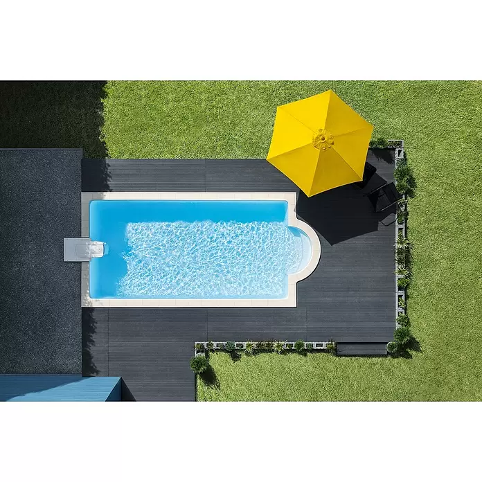 Desjoyaux Bausatz-Pool Jou - L x B x H: 600 x 300 x 120 cm, 20.000 l, Weiß - Luftaufnahme eines blauen Pools mit dunkelgrauem Terrassendeck und gelbem Sonnenschirm im Garten.