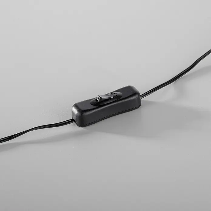 Just Light Ritus Lámpara de sobremesa redonda - 10,5 W, Ø x Al: 25,5 x 10 cm, Blanco - Primer plano de un interruptor de cable negro en un cable, utilizado para controlar dispositivos electrónicos.