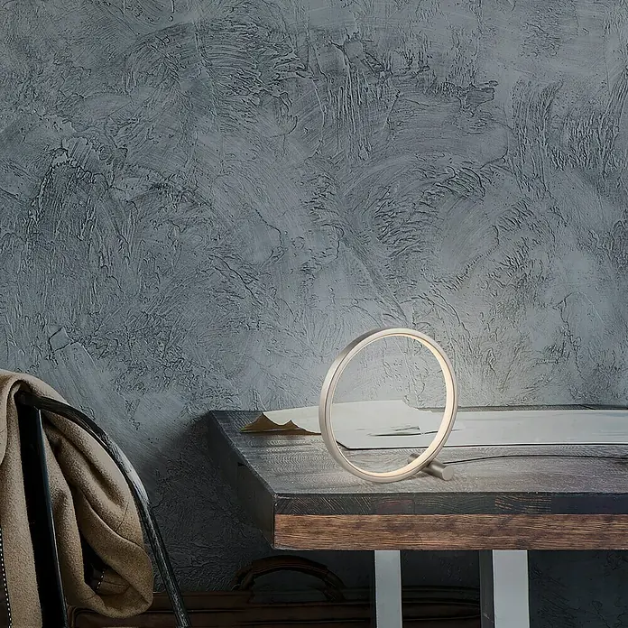 Just Light Ritus Lámpara de sobremesa redonda - 10,5 W, Ø x Al: 25,5 x 10 cm, Blanco - Lámpara de mesa en forma de anillo sobre una mesa de madera con fondo gris texturizado.