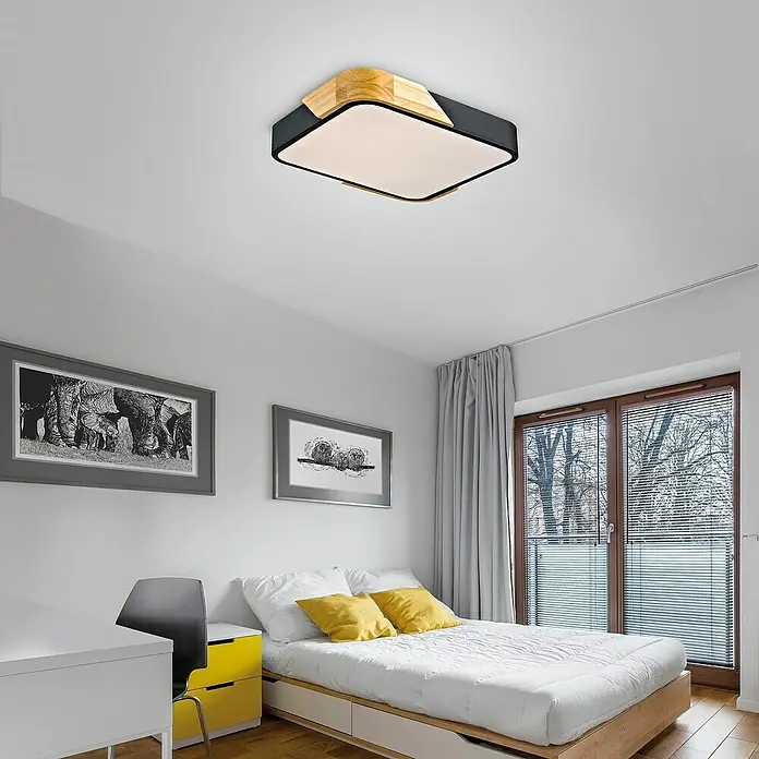 Paul Neuhaus Bila Plafón LED - 24 W, L x An x Al: 32 x 32 x 55 cm, Negro/Madera, Blanco cálido - Una lámpara de techo cuadrada con detalles de madera cuelga en una habitación luminosa. La luz tiene un diseño moderno y minimalista.