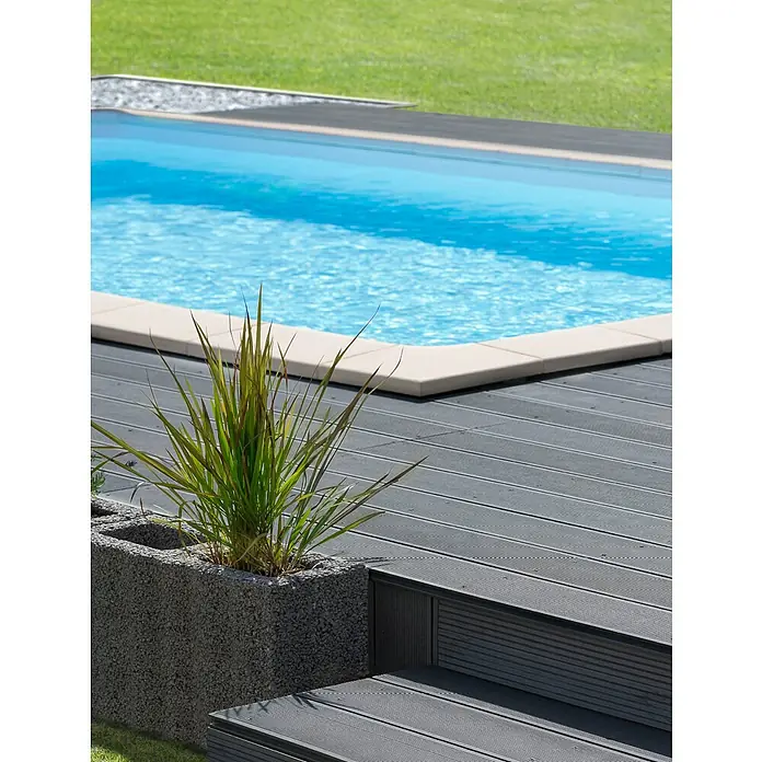 Desjoyaux Bausatz-Pool Jou - L x B x H: 600 x 300 x 120 cm, 20.000 l, Weiß - Das Bild zeigt eine Poolterrasse mit einem modernen grauen Deck, einem stilvollen Pflanzgefäß und einem erfrischenden Pool im Hintergrund.