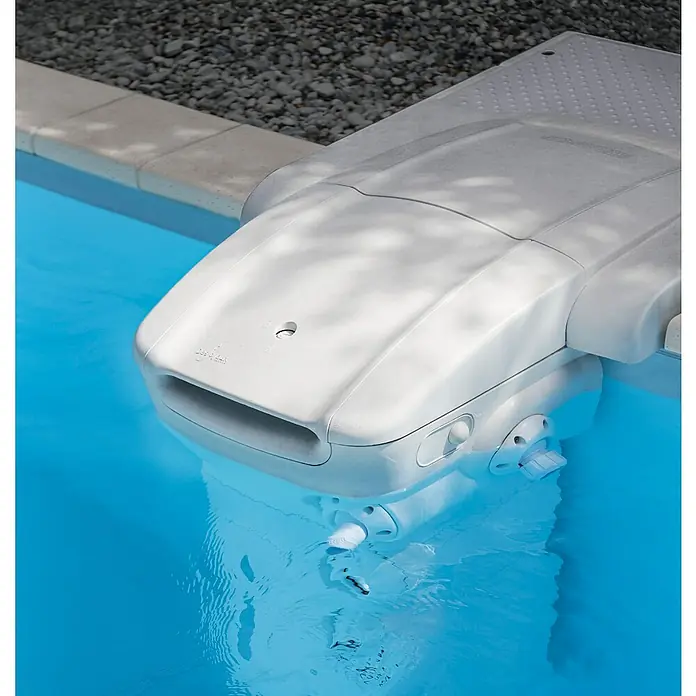 Desjoyaux Bausatz-Pool Jou - L x B x H: 600 x 300 x 120 cm, 20.000 l, Weiß - Nahaufnahme eines weißen Dolphin-Poolreinigers, der teilweise im blauen Wasser eines Pools versenkt ist.
