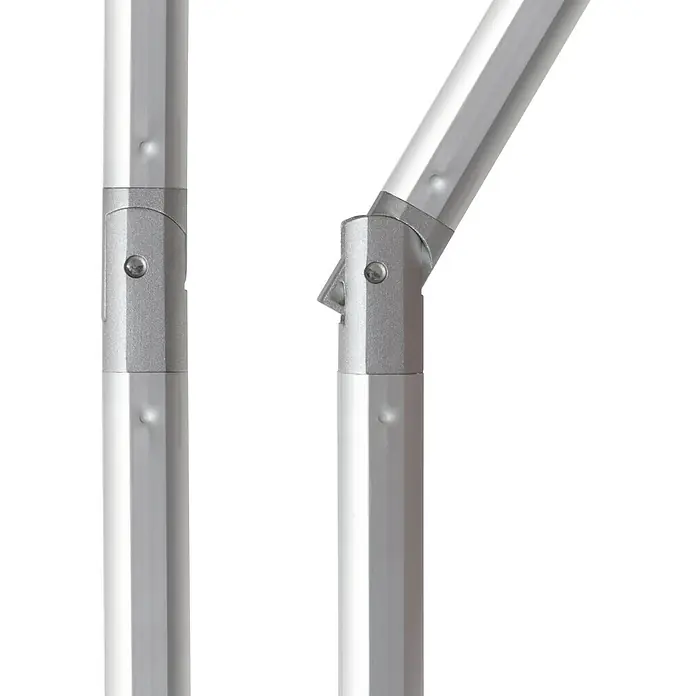 Doppler Expert Marktschirm rund Auto Tilt - Greige, Durchmesser Bespannung: 320 cm - Detailaufnahme von zwei silbernen Sonnenschirmständern mit Verbindungsstücken und Schrauben vor schwarzem Hintergrund.