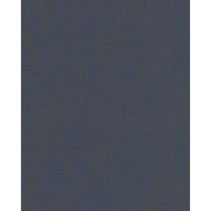 SCHÖNER WOHNEN-Kollektion Vliestapete Maserung - Blau/Gold, Grafisch, 10,05 x 0,53 m - Ein detailreiches Bild von blauem Stoff mit subtilen, gewundenen Goldakzenten, die eine textile Tiefe erzeugen.