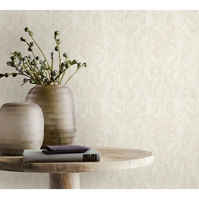 Marburg Nabucco Vliestapete - Beige, Ornament, 10,05 x 0,53 m - Nahaufnahme einer Tischdekoration mit stilvollen Vasen, einem Buch und zarten floralen Akzenten vor einem eleganten Hintergrund.