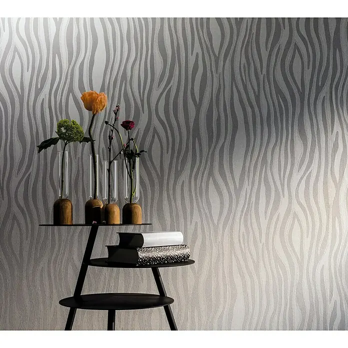 Marburg Casual Vliestapete Zebramotiv - Hellgrau, Tieroptik, 10,05 x 0,53 m - Einrichtungsidee mit modernem Mustertapetenhintergrund, Blumen in Vasen und Bücher auf einem kleinen Tisch arrangiert. Stilvolles Wohndesign.