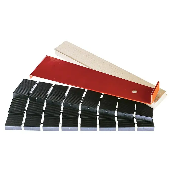 LOGOCLIC Set de montaje - Taco para montaje, palanca, 24 unidades de cuñas de plástico - Un juego de calzas negras, un riel de metal rojo y una pieza de madera clara, ideal para alinear y nivelar superficies.