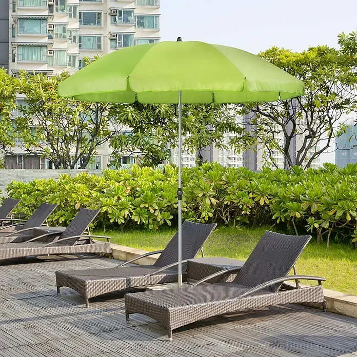 Doppler Active Marktschirm rundFresh Green, Durchmesser Bespannung: 200 cm - Liegestühle aus Rattan mit einem Sonnenschirm auf einer Holzterrasse vor einer grünen Hecke und einem Gebäude im Hintergrund.