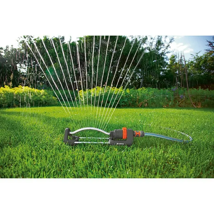 Gardena Aspersor oscilante Aqua S - Superficie de rociador máx.: 220 m² - Aspersor de jardín en acción, irrigando un césped verde. Ideal para regar tu jardín.