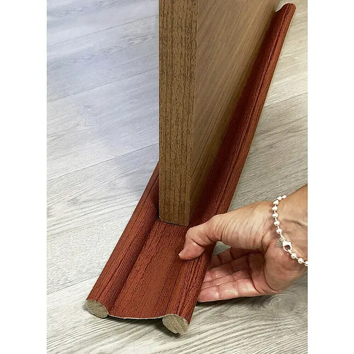 Junta para puerta Rodillo - Sapelly, Largo: 95 cm - El tope de corriente de aire para puertas con aspecto de madera evita las corrientes y ahorra energía. Protección práctica contra el frío, el ruido.
