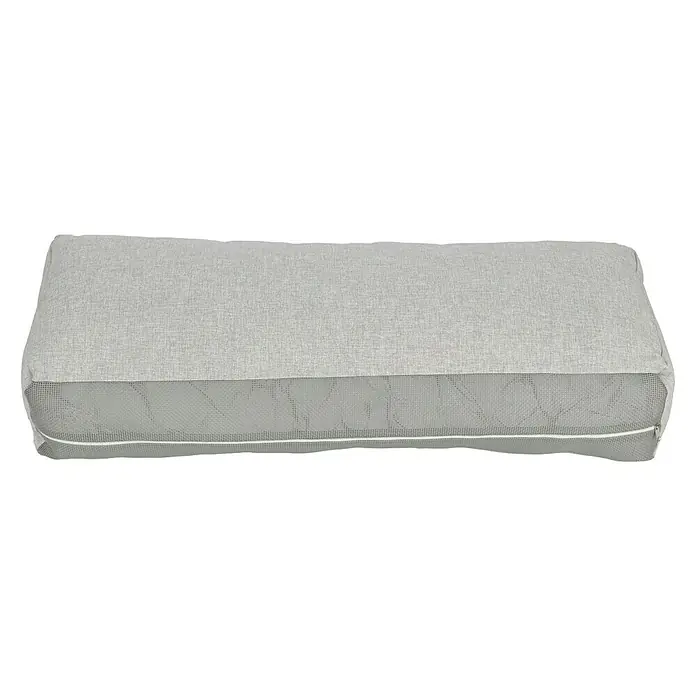 Sunfun Hannah Rückenkissen - 93 x 24,5 cm, Passend für: Sunfun Hannah Eckelement - Nahaufnahme eines rechteckigen, hellgrauen Outdoor-Kissens mit einem luftdurchlässigen Netzgewebe an den Seiten für Komfort.