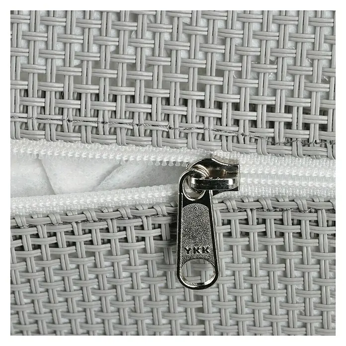 Sunfun Hannah Rückenkissen - 93 x 24,5 cm, Passend für: Sunfun Hannah Eckelement - Detailaufnahme eines hellgrauen Kissens mit Reißverschluss der Marke YKK. Das Kissen hat eine geflochtene Textur und ist teilweise geöffnet.
