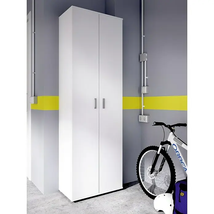 Dekit Armario multiusos de madera Fit - L x An x Al: 35 x 61 x 190 cm, Número de baldas: 4 ud., Blanco - Un alto armario de almacenamiento blanco está en un garaje al lado de una bicicleta y un casco. El armario tiene un diseño sencillo y moderno.