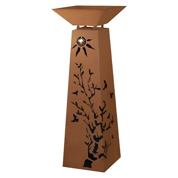 Jabo-Design Dekosäule mit Schale - 38 x 114 cm, Edelrost - Das Bild zeigt eine dekorative Pflanzsäule mit Baum- und Vogelmuster, ideal für den Garten oder die Terrasse, aus rostfarbenem Metall gefertigt.
