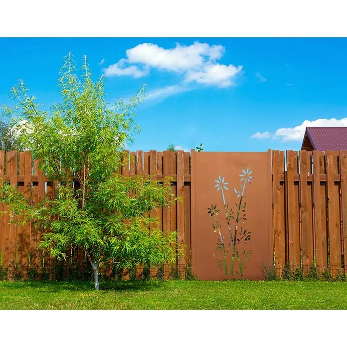 Jabo-Design Sichtschutzelement Set - Dekor Bambus, Edelrost, Stahl - Eine dekorative Gartenzaunblende aus Metall mit einem ausgeschnittenen Blumenmuster, die einen Hauch von Eleganz und Privatsphäre verleiht.