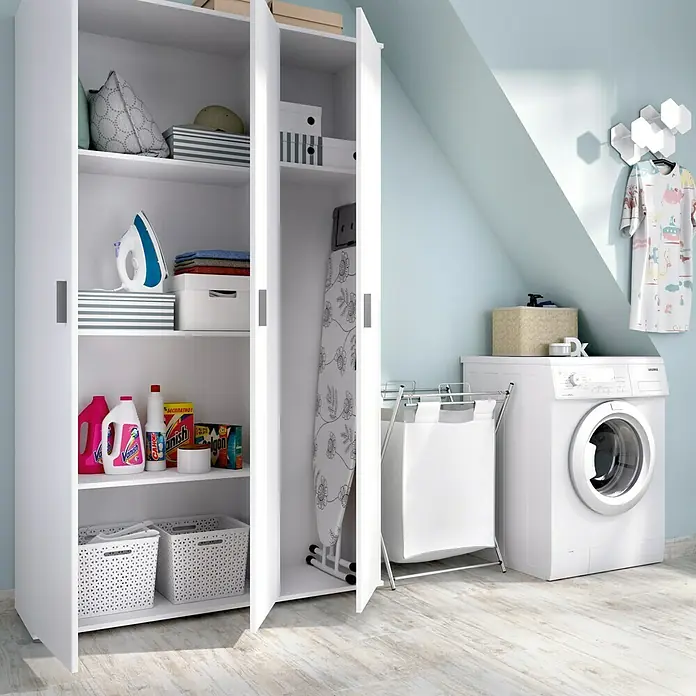 Dekit Armario multiusos de madera Fit - L x An x Al: 35 x 116 x 190 cm, Número de baldas: 4 ud., Blanco - Toma de un armario blanco con accesorios de lavandería, lavadora y cesto para la ropa en un lavadero luminoso.