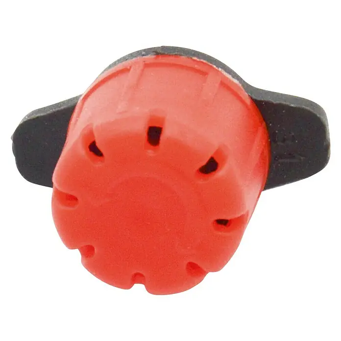 Gotero lineal regulable - 70 l/h, 50 ud. - Primer plano de una boquilla de riego roja con alas negras, ideal para riego preciso de jardines y cuidado de plantas.