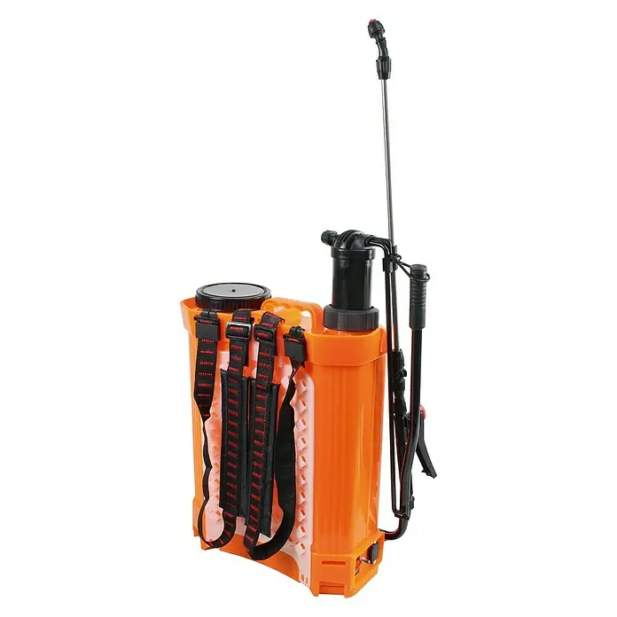 Sulfatadora a batería - 16 l, Presión de funcionamiento: 4 bar - Aquí hay una toma de primer plano de un rociador de mochila naranja, con correas negras y una varilla rociadora.
