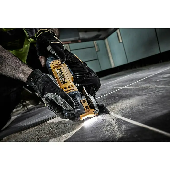 DeWalt Elektro-Multifunktionswerkzeug DWE315 - 300 W, Sonstige - Ein Handwerker verwendet einen DEWALT Oszillierer, um Fugenmasse zu entfernen. Präzises Werkzeug für professionelle Ergebnisse.