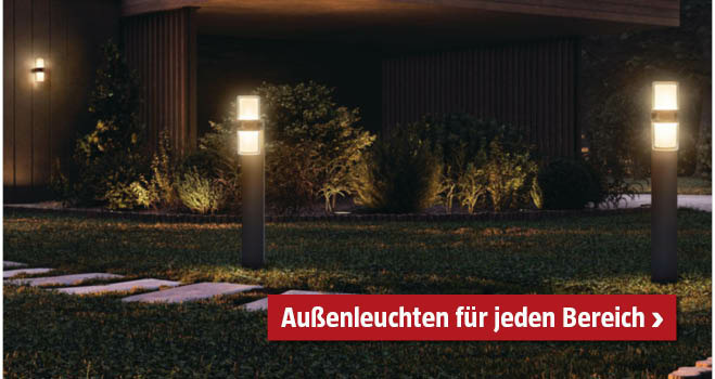 Gewächshaus bei Nacht im Garten mit schwarzem Rahmen und Glas, wie ein Wohnzimmer gemütlich eingerichtet und mit Leuchten bestückt