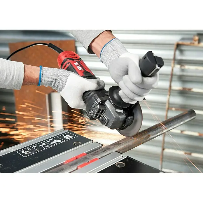 Skil Elektro-Winkelschleifer 9131 AA - 720 W, Durchmesser Scheibe: 125 mm, Leerlaufdrehzahl: 0 U/min - 12.000 U/min - Der SKIL Winkelschleifer in Aktion: Ein leistungsstarkes Werkzeug für präzise Schnitte und Schleifarbeiten, ideal für Heimwerker und Profis.